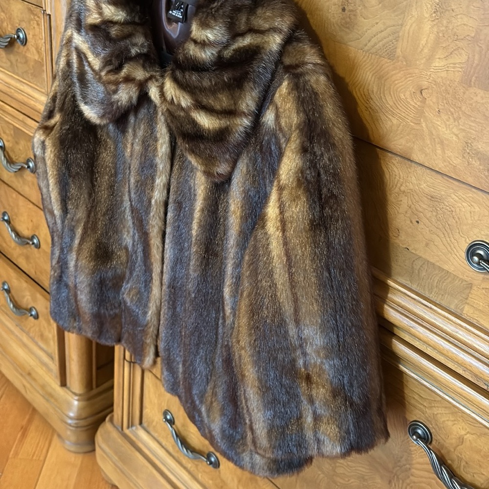 Absolutely gorgeous faux fur women’s jacket - Picture 4 of 7